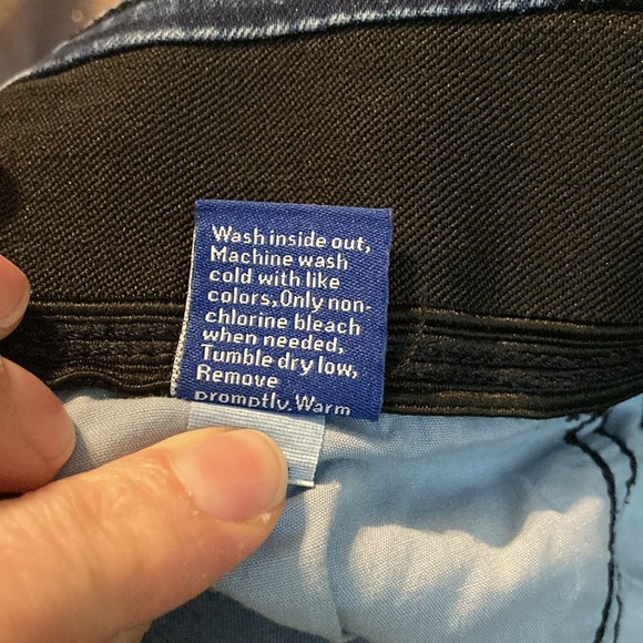 Apt 9 blue jean coloured capris with a dark band down the sides. Elastic waist. - Picture 12 of 12